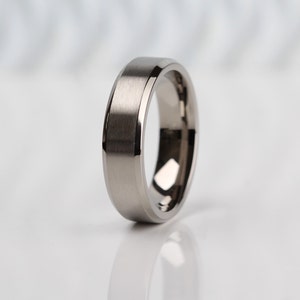 Titanium afgeschuinde rand, minimalistische comfortabele pasvorm trouwringband, geborstelde middenafwerking - GRATIS formaat wijzigen - 6 mm - gratis binnengravure