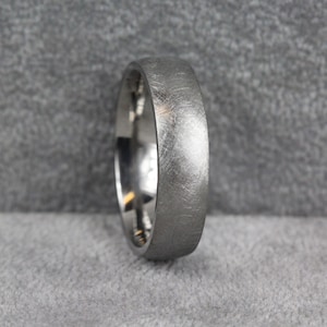 Aliança de casamento em titânio, acabamento fosco em espiral, ajuste confortável - Redimensionamento GRÁTIS - Largura de 3 mm a 8 mm - Gravação interna grátis - Titânio fosco