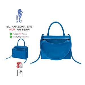 Pode incluir: Uma vibrante bolsa SL Amazona azul com uma al&ccedil;a superior e uma al&ccedil;a de ombro remov&iacute;vel. A bolsa tem um fecho superior com z&iacute;per e uma pequena ilustra&ccedil;&atilde;o da bolsa. A imagem tamb&eacute;m inclui o texto "SL AMAZONA BAG PDF PATTERN".