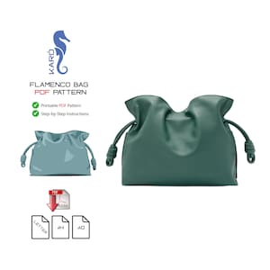 Puede incluir: Un patrón PDF de bolso flamenco verde azulado con instrucciones paso a paso. La imagen muestra un bolso verde azulado y un bolso verde. El bolso tiene un diseño fruncido y cierre de cordón. El patrón incluye instrucciones en PDF imprimibles.