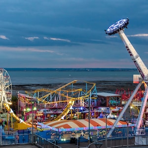 Saluti da Southend-on-Sea, Essex / Biglietto d'auguri (messaggio vuoto) / Stampa fotografica artistica: 'Parco tematico Adventure Island al crepuscolo'