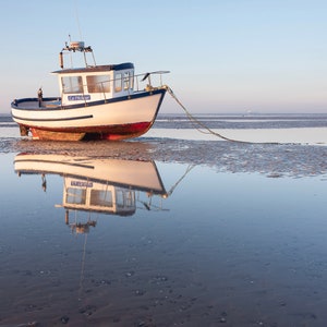 Riflessi nella bassa marea - 'La Pêcheur' Saluti / Biglietto d'auguri (messaggio vuoto) / Stampa fotografica artistica: 'Barca da pesca nell'estuario del Tamigi'