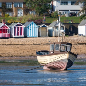 Southend-on-Sea, Essex Saluti / Biglietto d'auguri (messaggio vuoto) / Stampa fotografica artistica: "Capanne sulla spiaggia e barca da pesca con la bassa marea, Thorpe Bay"