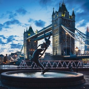 Tower Bridge, London Grußkarte / Grußkarte / Fotokunstdruck: ‘Tower Bridge & Girl With a Dolphin Statue by David Wynn’