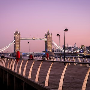 Tower Bridge bei Sonnenuntergang.  Grußkarte / Grußkarte / Fotokunstdruck: ‘Tower Bridge from Thames Embankment, London, England’