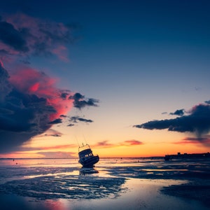 Biglietto d'auguri / Biglietto di auguri (messaggio vuoto) / Stampa fotografica artistica con tramonto sull'estuario del Tamigi: "Barca da pesca al tramonto dopo una tempesta che si è schiarita"