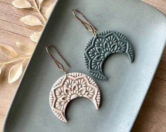 Pendientes de arcilla Mandala Moon / Pendientes de arcilla celestial / Pendientes Boho modernos / Pendientes ligeros / Pendientes colgantes de arcilla polimérica