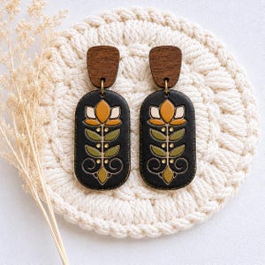 Pendientes colgantes de arcilla con diseño floral de estilo folklórico negro / Pendientes bohemios de arcilla polimérica / Pendientes cottagecore / Pendientes colgantes ligeros