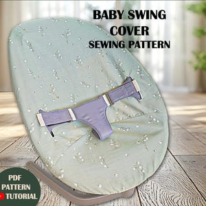 Puede incluir: Un patrón de costura para una funda de columpio para bebé con un diseño floral en tonos verdes y blancos. La funda tiene un arnés de seguridad morado. El texto "BABY SWING COVER SEWING PATTERN" se muestra en la funda. También hay un tutorial de patrón PDF.