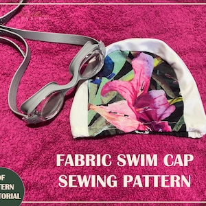 Puede incluir: Un gorro de natación de tela con un diseño floral con lirios rosas y hojas verdes, junto con gafas de natación grises. El gorro tiene un borde blanco y está sobre una toalla rosa. El texto en la imagen dice "Fabric Swim Cap Sewing Pattern".