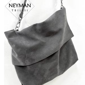 Sac bandoulière bordeaux en daim végétalien gris