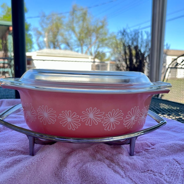 50s 60s Pyrex Vintage White Daisy & Pink Pattern 1.5qt 043 Oval Casserole Dish with Lid 10.25in across and Corningware Carrier Rack Trivet