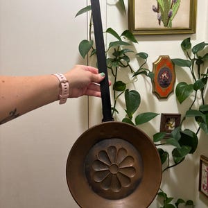 Vintage copper pan / saucer / Swedish Krogarhuset / 21 cm = 8’2 inches wide / brass handle / kitchen display decor / vintage copperware