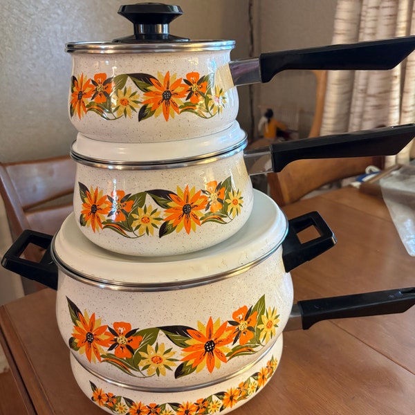 7 piece set 70s 80s Interpur Porcelain Enamel Steel Cookware Skillet, Soup pot w lid and two sauce pans w lids orange yellow daisy flowers