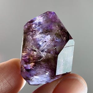 2 Moving Bubbles! Gorgeously Gemmy Elestial Shangaan Amethyst Sceptre Enhydro 13.3g PLEASE READ DESCRIPTION Rare 8 sided face / Red hematite