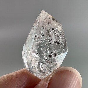 Large Moving Bubble & Moving Carbon! Stunning Rainbow Filled Golden Healer Optical Clarity Enhydro Quartz 8.8g PLEASE READ DESCRIPTION