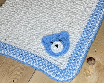 Virkad babyfilt, babyshowerpresent, björnfilt, blå och vit babyfilt, nyfödd babyfilt, handgjord babyfilt, pojkfilt