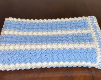 Manta de bebé de ganchillo, regalo de baby shower, manta de bebé azul y blanca, manta de bebé de ganchillo hecha a mano, manta de textura suave, manta de bebé