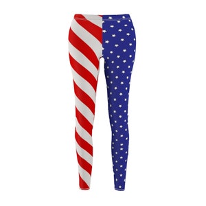 Könnte beinhalten: Rot-weiß gestreifte Leggings mit einem blau-weißen Sternenmuster auf dem rechten Bein.
