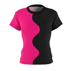 Könnte beinhalten: Ein kurzärmeliges T-Shirt mit einem einzigartigen Design. Das Shirt ist vertikal geteilt, mit einem leuchtenden Pink auf der linken Seite und einem soliden Schwarz auf der rechten Seite. Die beiden Farben werden durch eine wellenförmige Linie getrennt.