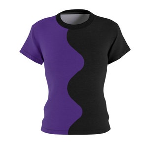 Peut inclure: Un t-shirt à manches courtes au design unique. Le t-shirt est divisé verticalement, avec une couleur violette vibrante sur le côté gauche et un noir uni sur le côté droit. Les deux couleurs sont séparées par une ligne ondulée. Le t-shirt a un col rond.