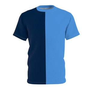 Może przedstawiać: T-shirt z krótkim rękawem z blokowym wzorem kolorystycznym. Koszulka jest podzielona pionowo, z lewą stroną w kolorze granatowym i prawą stroną w kolorze jasnoniebieskim. Ma okrągły dekolt i jest wykonana z miękkiego materiału.