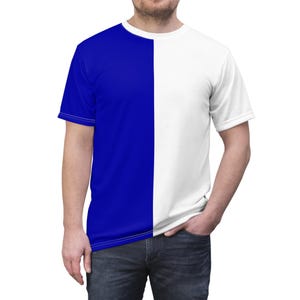 Peut inclure: Un t-shirt à manches courtes avec un design divisé verticalement. Une moitié est bleu roi uni et l'autre moitié est blanche. Le t-shirt est fait d'une matière douce et légère.