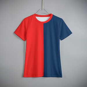 Puede incluir: Una camiseta de manga corta roja y azul con una costura vertical en el centro.