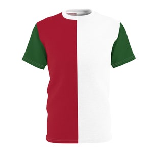 Puede incluir: Una camiseta de manga corta con un diseño de bloques de color. El lado izquierdo es rojo, el lado derecho es blanco y las mangas son verdes. La camiseta tiene cuello redondo y una estética sencilla y moderna.