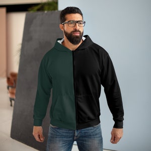 Peut inclure: Un sweat à capuche noir et vert foncé avec une séparation de couleur contrastée au milieu.