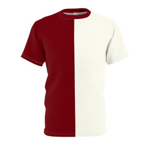 Könnte beinhalten: Ein kurzärmeliges T-Shirt mit geteiltem Design. Die eine Hälfte ist tiefrot, die andere Hälfte cremeweiß. Das Shirt hat einen Rundhalsausschnitt und einen lässigen Stil.