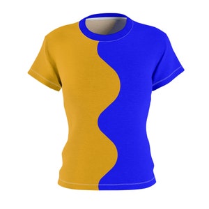 Może przedstawiać: T-shirt z krótkim rękawem z falistą linią dzielącą koszulkę na dwie sekcje. Jedna sekcja jest żółta, a druga niebieska.