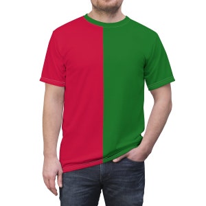 Könnte beinhalten: Ein rot-grünes T-Shirt mit einem vertikalen Split in der Mitte.