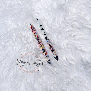 Personifizierte Freunde inspirierte punktierte Epoxy Glitzer Stifte