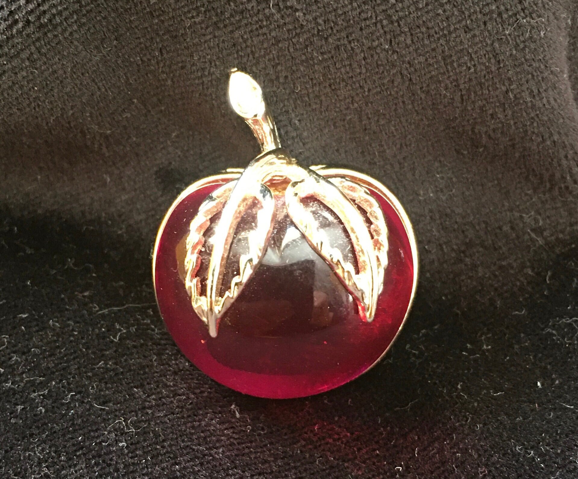 Sarah Coventry Apple Brooch 2025 | www.urbag.ws