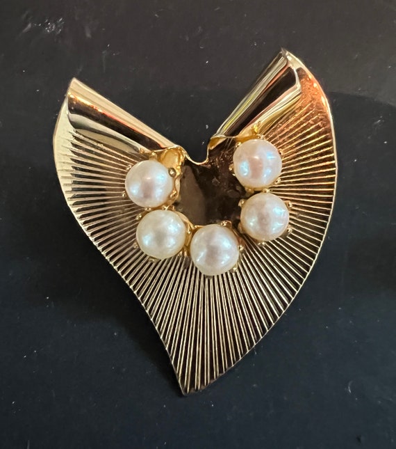 Vintage gold tone heart shape brooch with real pea