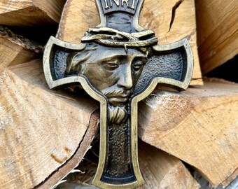 Houten kruisbeeld, kruis van Jezus Christus, kruisbeeldmuur