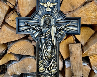 Onze Heer Jezus opstanding, muurkruis, houten kruisbeeld, religieus houtsnijwerk, katholiek kruis, christelijk interieur, religieuze kunst aan de muur