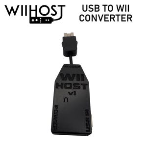 Może przedstawiać: Czarny konwerter USB na Wii WiiHost v1 z prostokątną obudową i wytłoczonym tekstem, w tym WII HOST, v1, POWER i USB IN. Urządzenie zawiera krótki czarny kabel biegnący od góry do wtyczki złącza kompatybilnego z konsolą Wii.