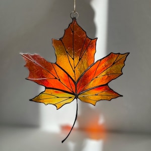 Ahornblatt Glasmalerei Suncatcher, Herbstblatt, Herbstblatt, kanadisches Ahornblatt, Herbstdekor, Glasherbstblatt, Herbstkunst