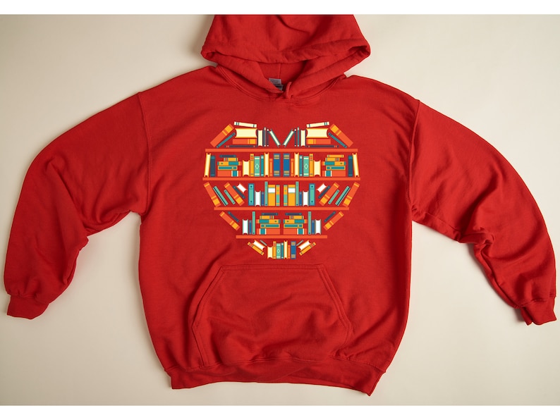 K&ouml;nnte beinhalten: Roter Kapuzenpullover mit einem herzf&ouml;rmigen Design aus B&uuml;chern in einem B&uuml;cherregal. Die B&uuml;cher sind in verschiedenen Farben und Gr&ouml;&szlig;en.