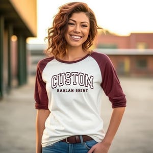 Camiseta de béisbol con letras retro universitarias, camiseta de equipo personalizada, camiseta deportiva personalizada, camiseta de inspiración vintage, manga raglán de la vieja escuela