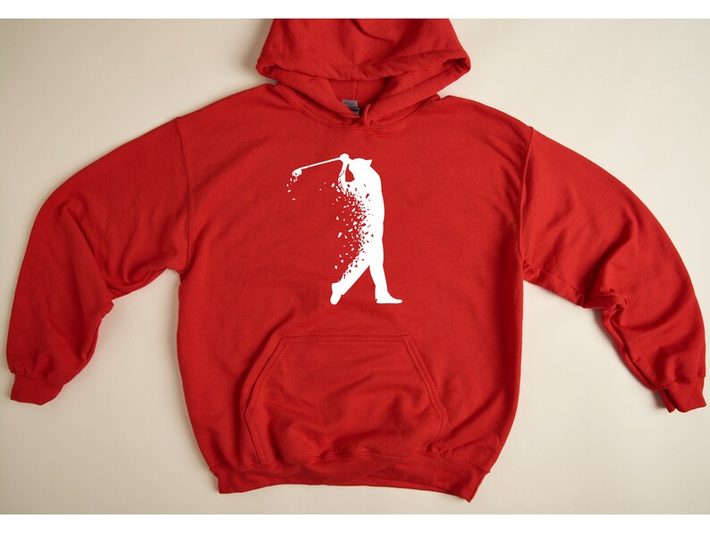 Op de afbeelding: Rood hoodie met een wit silhouet van een golfer die een club zwaait. De golfer is gemaakt van witte stippen.