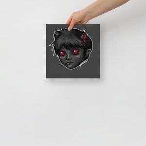 Puede incluir: Una ilustración digital de la cabeza de un niño con cabello negro, ojos rojos y pequeños cuernos. El fondo es gris oscuro.