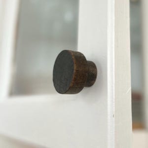 10 boutons d'armoires - Poignées de tiroir en bois teints à la main - Accessoires de mobilier brun - Boutons de tiroirs marrons en bois