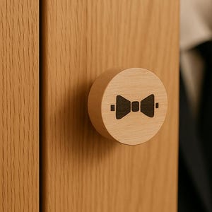 Set mit 2 Herrenschrankknöpfen – Runde Holzgriffe für Schränke – Gravur mit Fliegenmotiv