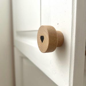 6 ronde ladeknoppen van massief hout - Decoratieve handgrepen versierd met een hartmotief - Houten meubelknoppen voor een kinderkamer