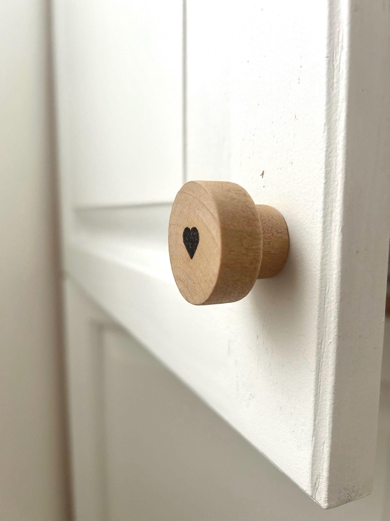 6 boutons de tiroir ronds en bois massif - Poignées décoratives ornées d’un motif de coeur - Boutons de meuble en bois pour chambre d'enfant 画像 1