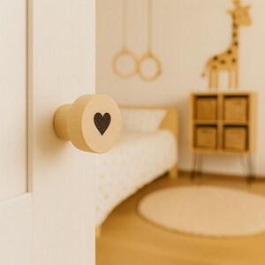 6 boutons de tiroir ronds en bois massif - Poignées décoratives ornées d’un motif de coeur - Boutons de meuble en bois pour chambre d'enfant 画像 5