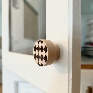 Set mit 2 modernen Massivholz-Schrankknöpfen – Holz-Schubladenknöpfe mit Muster – Möbelschubladen-Accessoire